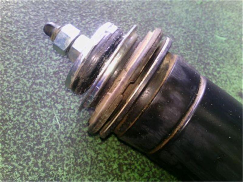 Rear Left Shock Absorber TOYOTA Vitz 2006 DBA-SCP90 — photo 3