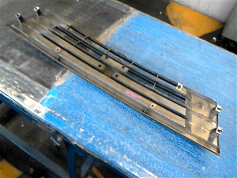 Radiator Grille NISSAN CARAVAN 2003 TA-QE25 — photo 2