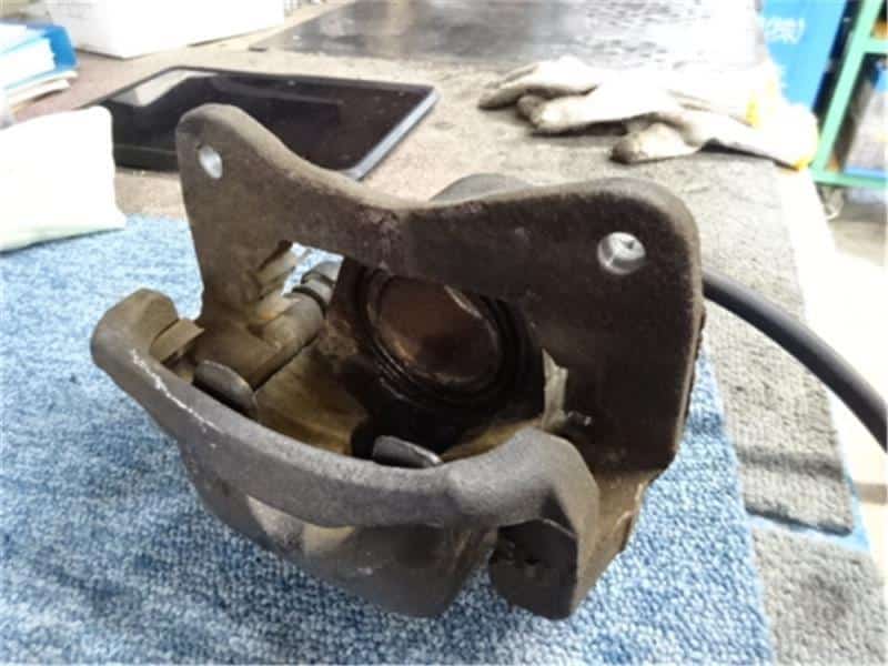 Front Left Brake Caliper MITSUBISHI Pajero Mini 2012 ABA-H58A MR334908 — photo 6