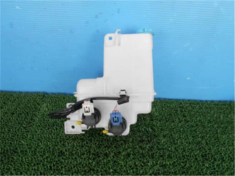 Windshield Washer Reservoir Tank MITSUBISHI Minicab Truck 2018 HBD-DS17 — photo 1