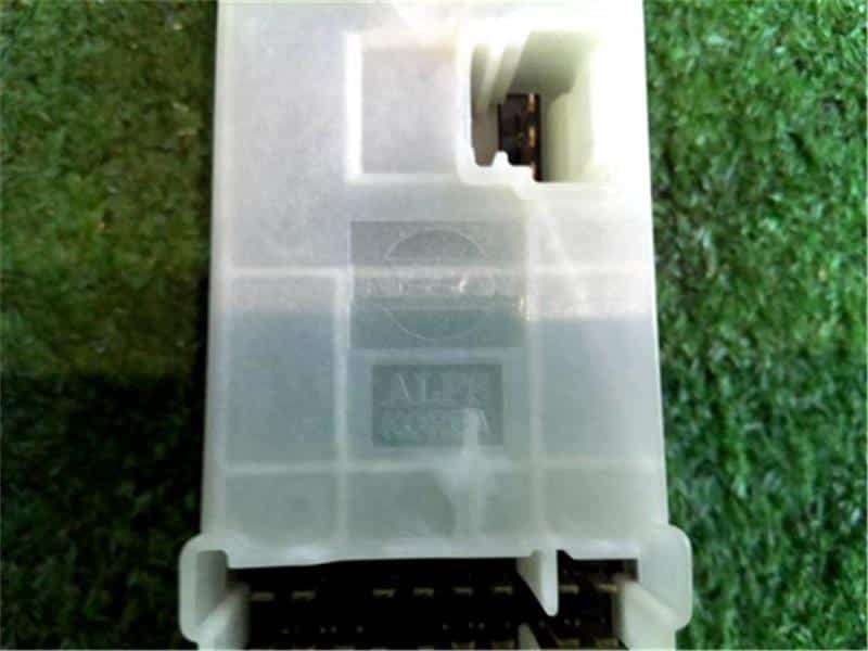 Power Window Switch NISSAN Serena 2007 DBA-C25 — photo 3