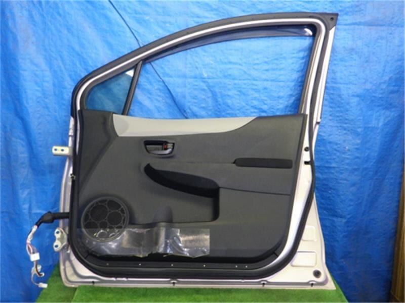 Front Right Door Assembly TOYOTA Vitz 2012 DBA-NSP130 — photo 2