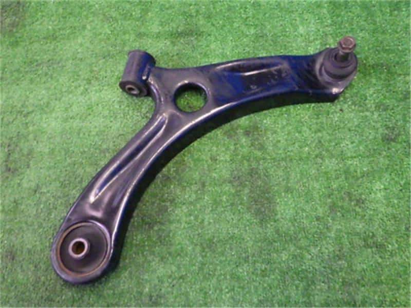 Front Right Lower Control Arm SUZUKI Wagon R Stingray 2012 DBA-MH34S 4520185K11 — photo 1