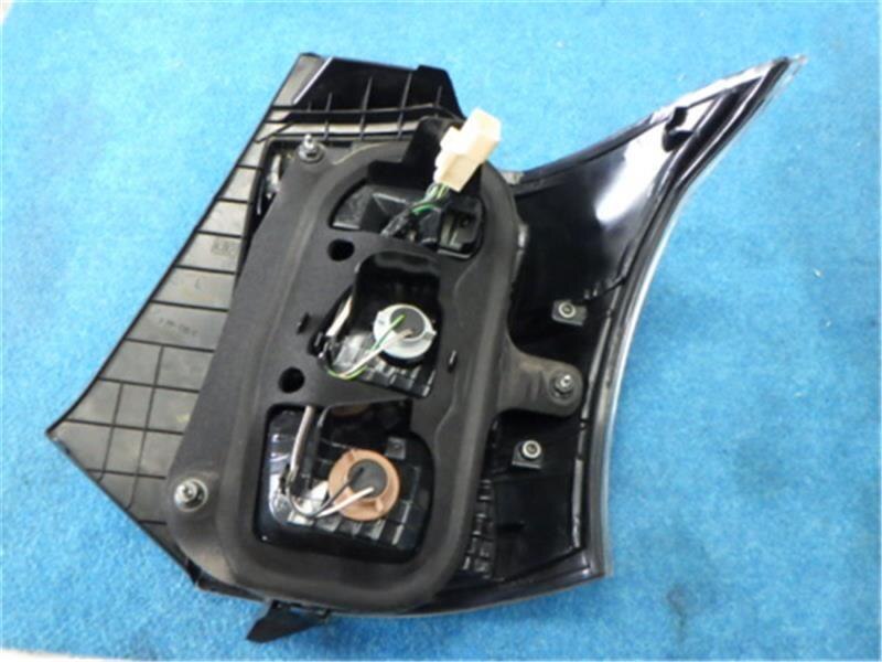 Left Tail Light TOYOTA IQ 2009 DBA-KGJ10 — photo 2