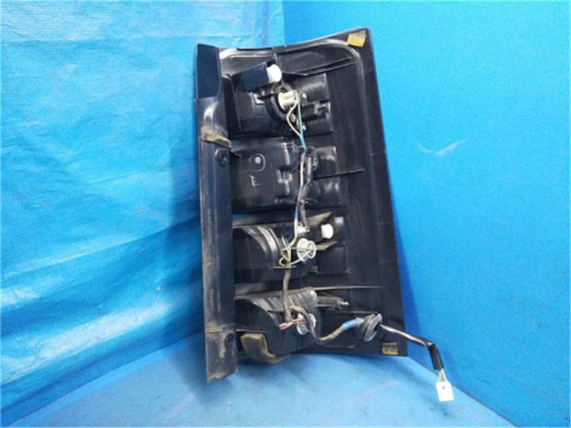 Left Tail Light TOYOTA Sienta 2011 DBA-NCP81G — photo 2