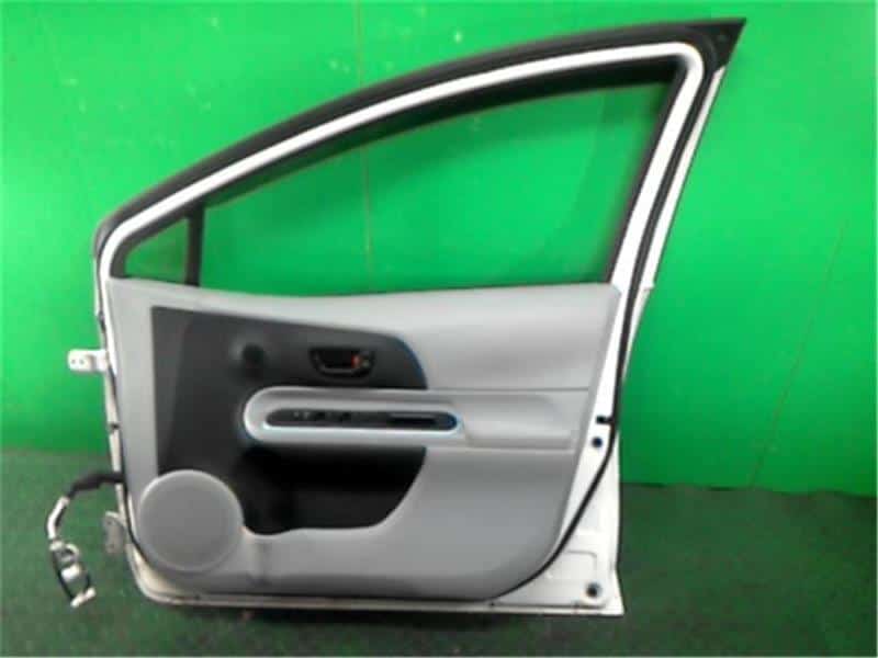 Front Right Door Assembly TOYOTA Aqua 2012 DAA-NHP10 — photo 6
