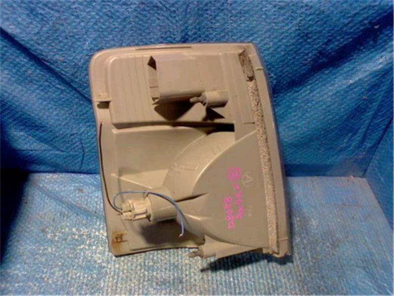 Left Side Marker Light NISSAN CARAVAN 2005 TA-QGE25 — photo 2