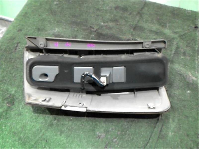 Right Tail Light TOYOTA Noah 2004 CBA-AZR60 — photo 2