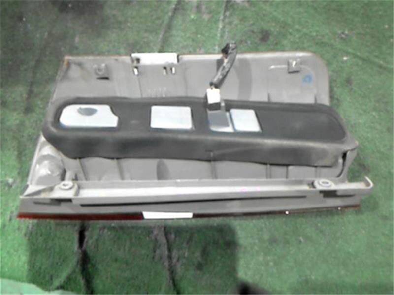 Left Tail Light TOYOTA Noah 2004 CBA-AZR60 — photo 2