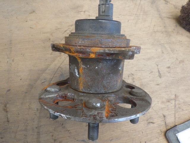 Rear Wheel Hub TOYOTA Noah 2002 TA-AZR60 — photo 2