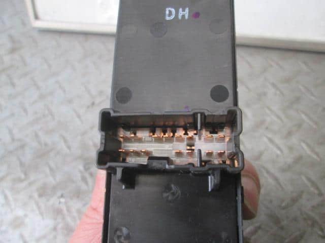 Power Window Switch NISSAN March 2012 DBA-NK13 — photo 3