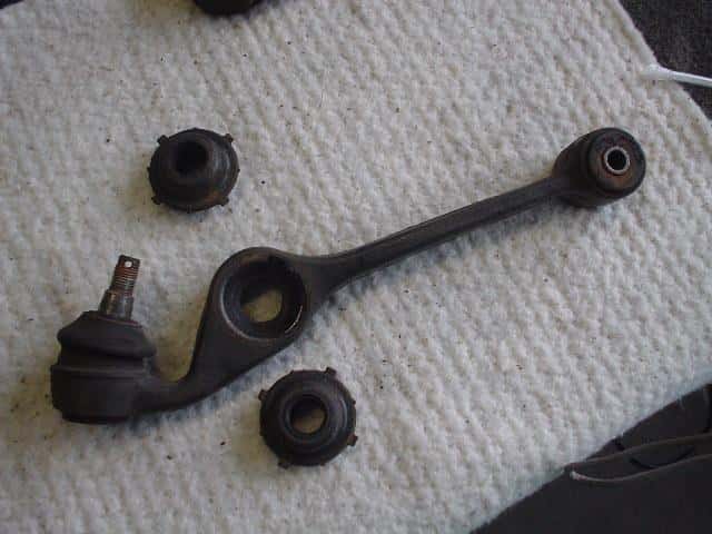 Front Right Lower Control Arm DAIHATSU Move 2000 GF-L910S — photo 3