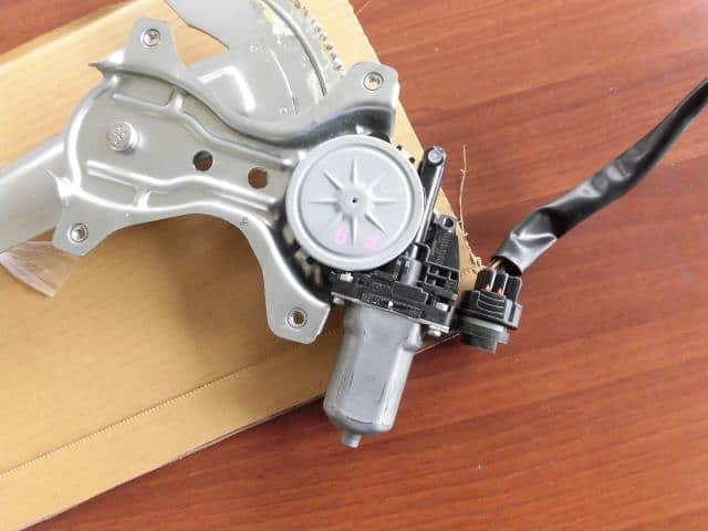 Front Right Door Regulator DAIHATSU Move 2009 DBA-L585S — photo 3