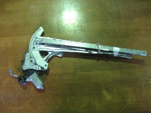 Front Right Door Regulator TOYOTA Passo 2005 DBA-KGC15 — photo 1