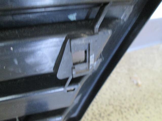 Radiator Grille NISSAN Caravan Van 2004 KR-VWME25 — photo 2