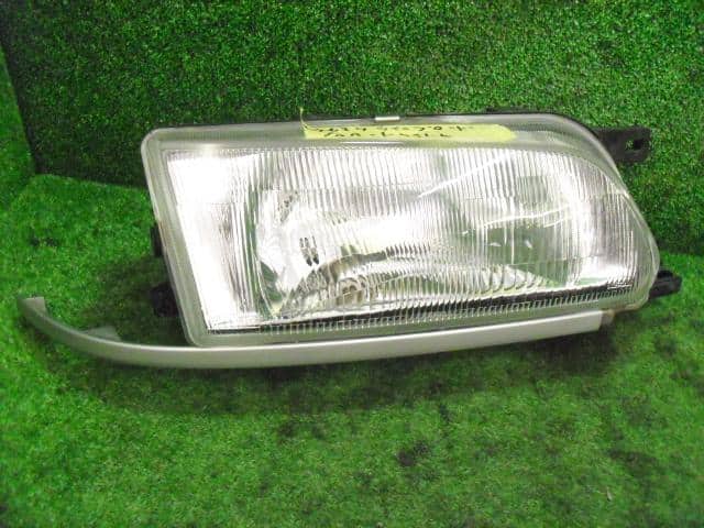 Right Headlight NISSAN Wingroad 1998 E-WFY10 — photo 1