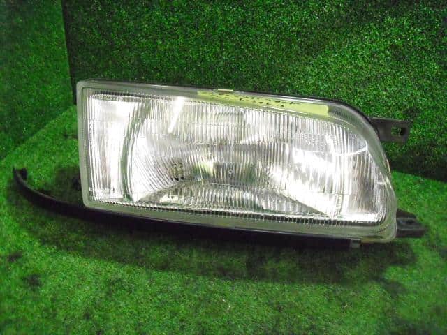 Right Headlight NISSAN Wingroad 1997 E-WFY10 — photo 1