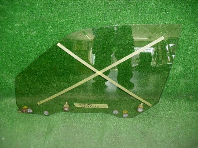 Front Left Door Windshield NISSAN Gloria 1995 E-PY32 — photo 1