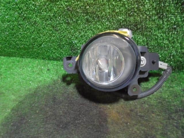 Right Fog Light NISSAN Wingroad 2001 TA-WFY11 — photo 1