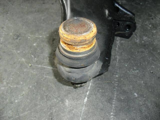 Front Right Lower Control Arm SUBARU Legacy 1996 E-BG5 — photo 3