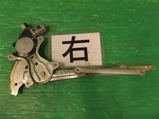 Front Right Door Regulator TOYOTA bB 2009 DBA-QNC21 — photo 1