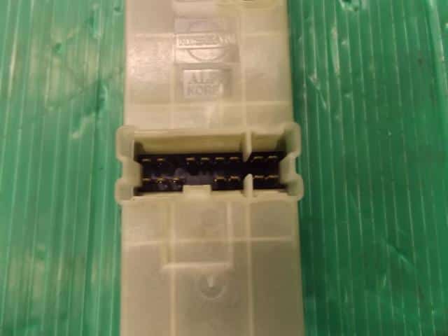 Power Window Switch NISSAN Serena 2005 CBA-C25 — photo 3