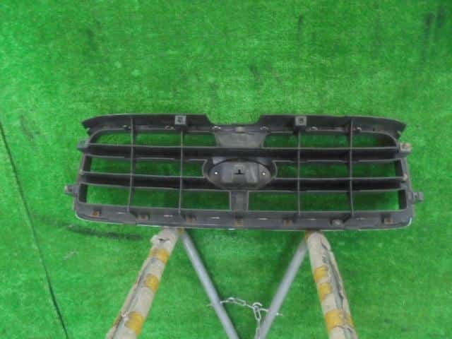 Radiator Grille SUBARU Forester 2003 TA-SG5 — photo 2