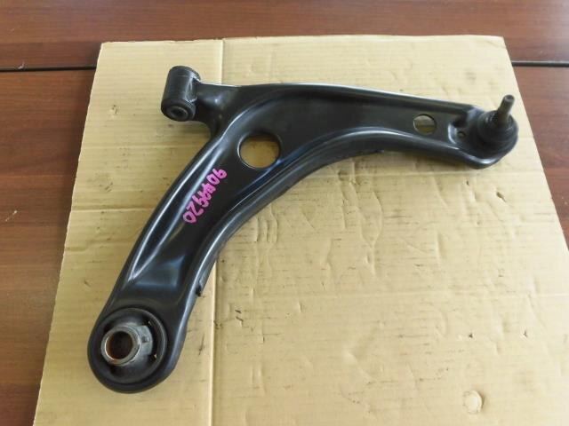 Front Right Lower Control Arm TOYOTA Porte 2012 DBA-NCP141 — photo 1