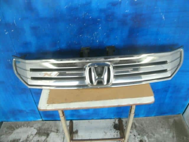 Radiator Grille HONDA Step Wagon 2010 DBA-RK1 — photo 1