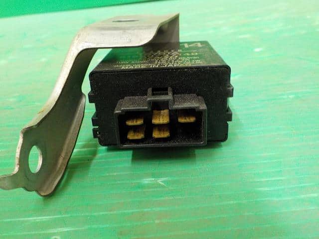 Electrical Component HINO Dutro 2005 PB-XZU411M 8198037140 — photo 3