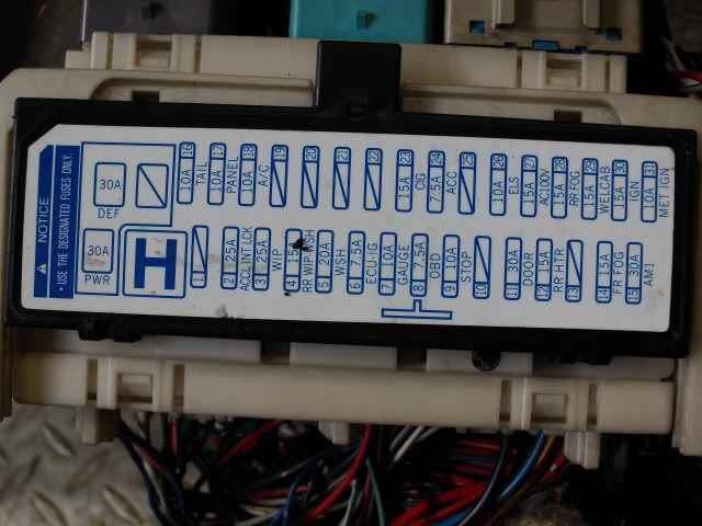 Fuse Box TOYOTA Hiace 2005 CBA-TRH229 — photo 3
