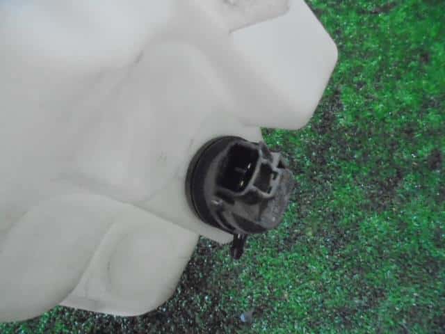 Windshield Washer Tank TOYOTA Crown Majesta 2004 DBA-UZS186 — photo 2