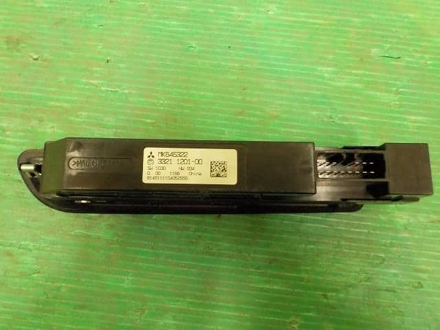 Power Window Switch MITSUBISHI Canter 2012 SKG-FBA00 — photo 3