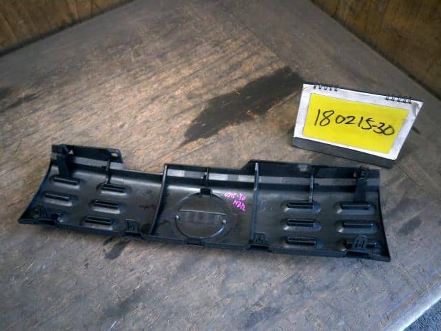 Radiator Grille NISSAN Cube 2009 DBA-NZ12 — photo 3