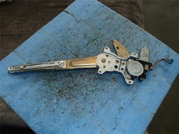 Front Left Door Regulator DAIHATSU Mira 1999 GF-L710S 8572087206 — photo 1