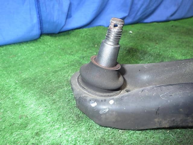 Front Right Lower Control Arm HONDA Fit 2011 DAA-GP1 — photo 2