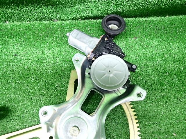 Rear Left Door Regulator TOYOTA Prius 2004 DAA-NHW20 — photo 3