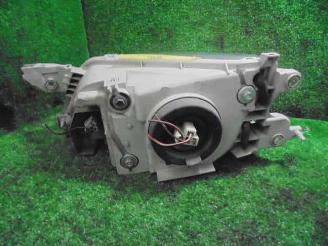 Right Headlight MAZDA Premacy 2004 UA-CP8W — photo 2
