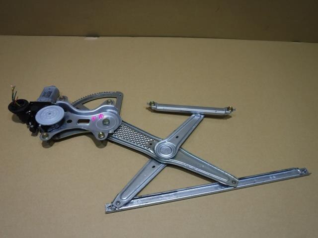 Front Right Door Regulator TOYOTA Corolla Fielder 2005 CBA-ZZE124 — photo 1