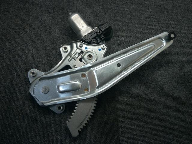 Front Left Door Regulator TOYOTA Passo 2014 DBA-KGC30 — photo 3