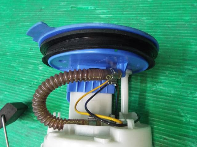 Fuel Pump VOLKSWAGEN Golf 2004 GH-1KBLX — photo 3