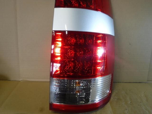 Right Tail Light TOYOTA Noah 2007 DBA-AZR65 — photo 3