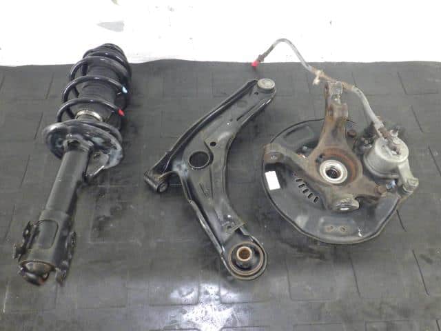 Front Left Strut Assembly TOYOTA Aqua 2012 DAA-NHP10 — photo 2