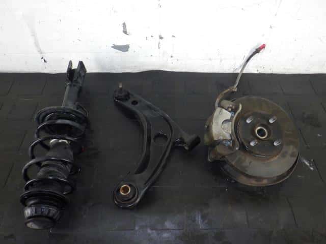 Front Left Strut Assembly TOYOTA Aqua 2012 DAA-NHP10 — photo 1