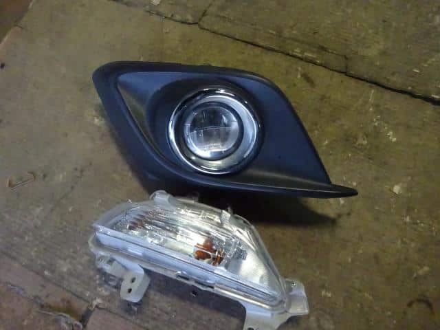 Left Fog Light MAZDA Axela 2014 LDA-BM2FS B60P51690 — photo 1
