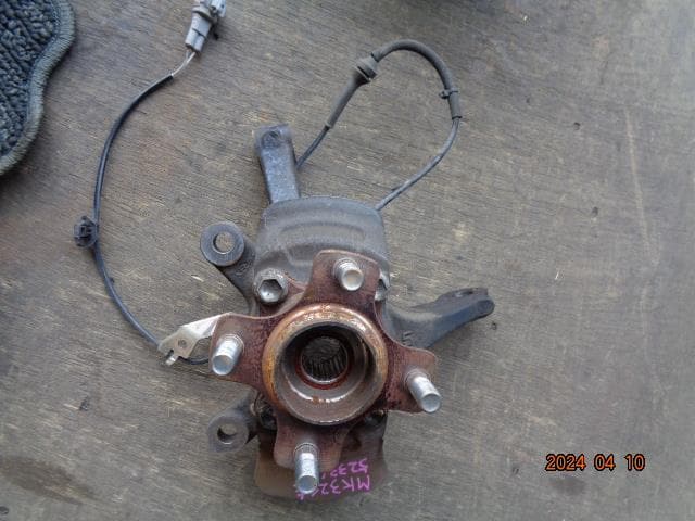 Front Left Knuckle Hub Assembly SUZUKI Spacia 2013 DBA-MK32S 4515164L00 — photo 1
