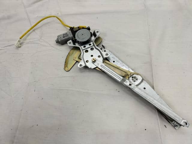 Front Left Door Regulator TOYOTA Comfort 2003 TA-SXS13Y 8572043020 — photo 1