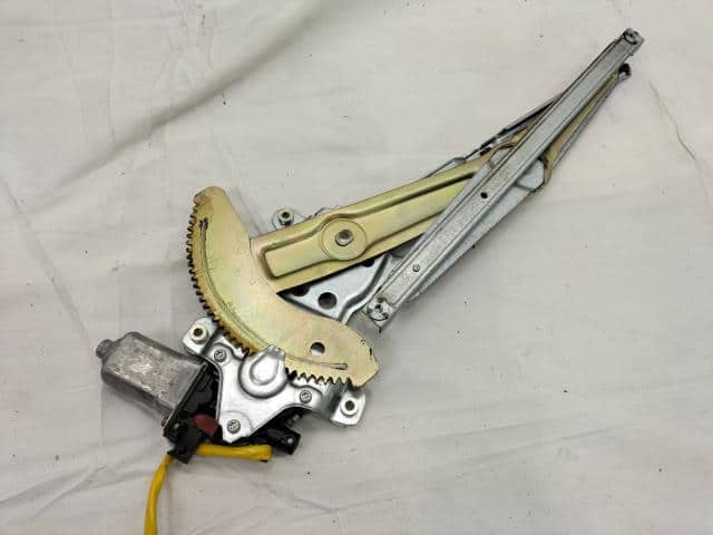Front Left Door Regulator TOYOTA Comfort 2003 TA-SXS13Y 8572043020 — photo 3