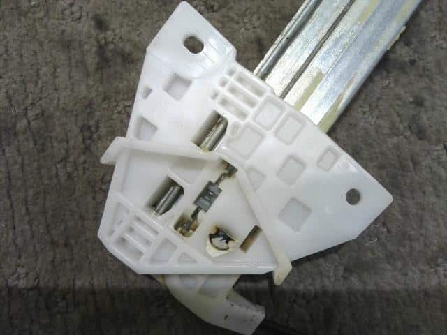 Front Right Door Regulator MAZDA Demio 2008 DBA-DE3FS — photo 3