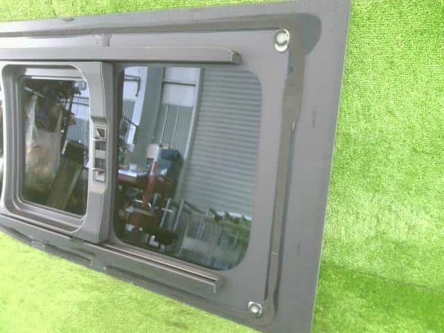 Rear Right Door Windshield NISSAN Nv350 — photo 2